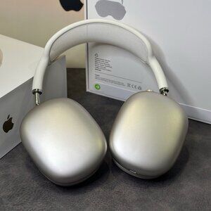 Apple AirPods Max in starlight